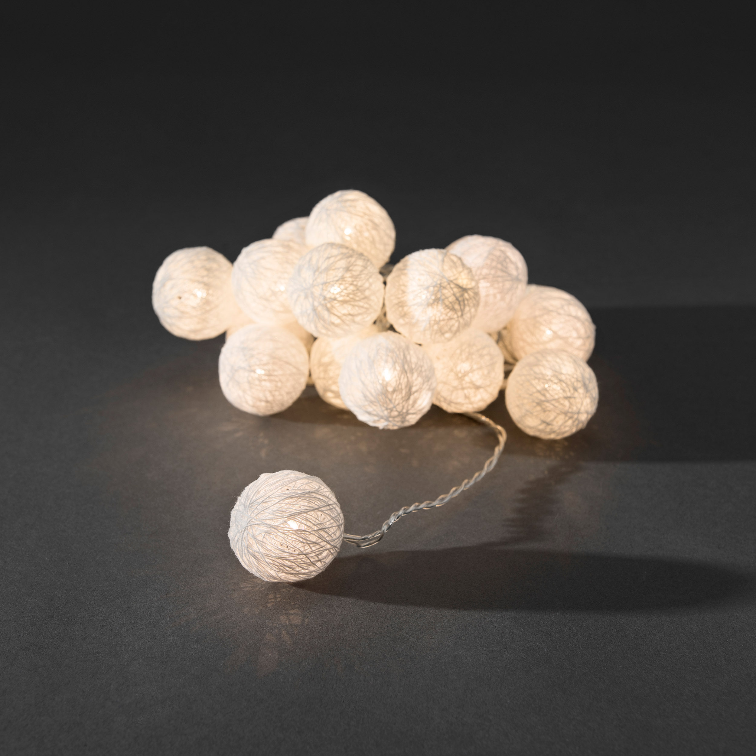Decorative LED light set with white cotton balls, 3.5cm
