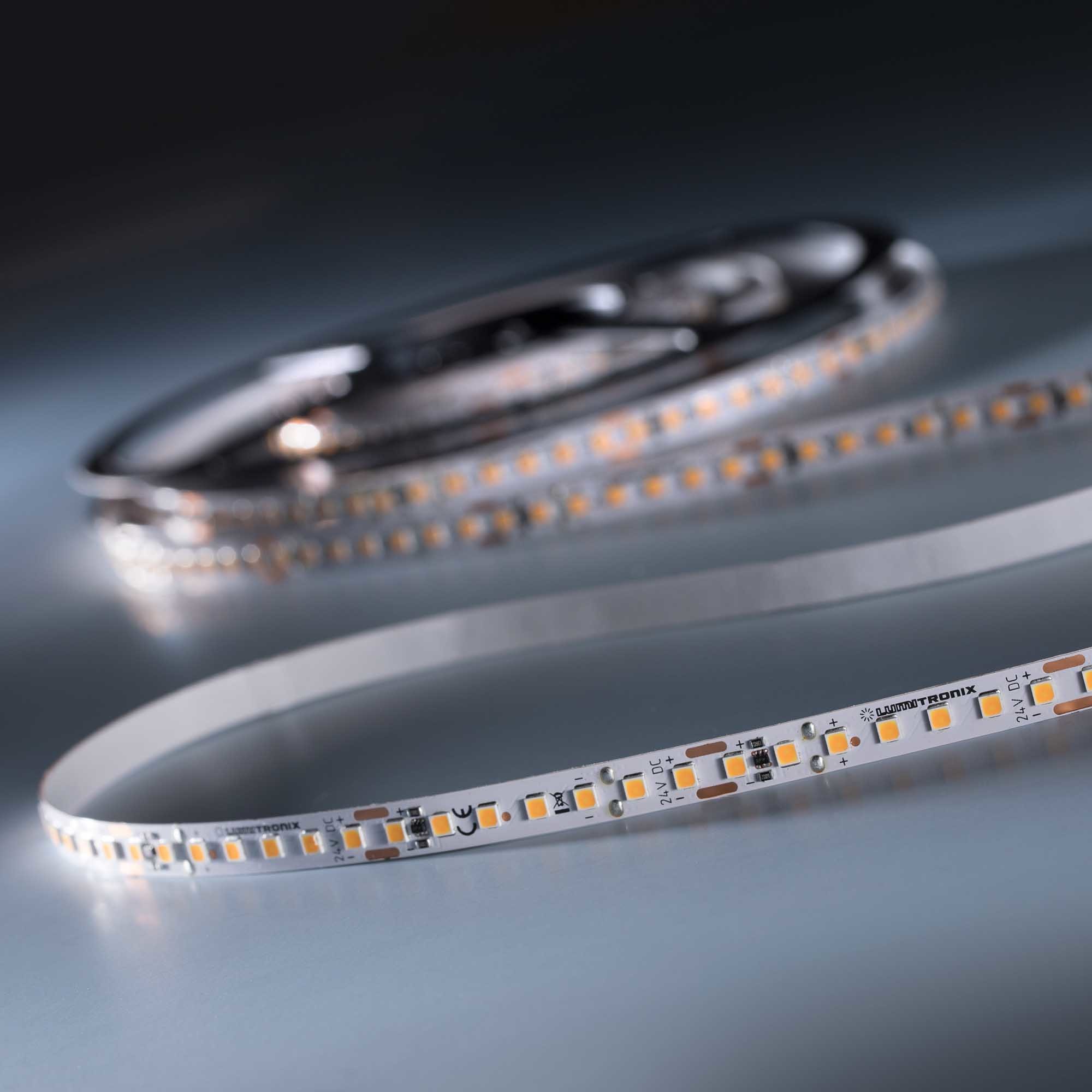 LumiFlex3098+ Toshiba-SSC LED Strip Sunlike full spectrum CRI98 warm white 3000K 8450 24V 140 LEDs/m 5m reel (1690lm/m 19.2W/m)