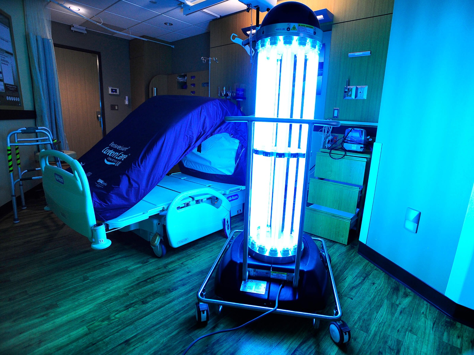 How long does it take to turn on UV lamp in a clean room?